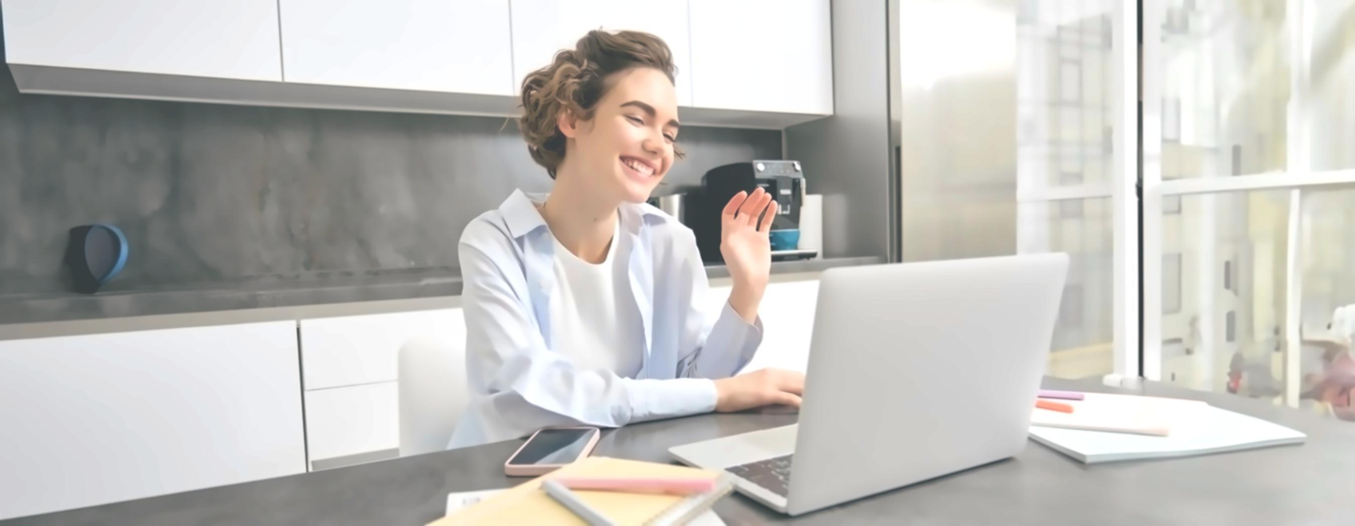 Consultor a discutir plano de reforma personalizado com cliente